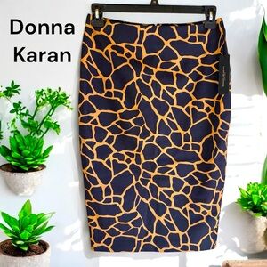 Donna Karan-NWT Size 8 Giraffe-Print Pencil Skirt.
Back zip. New with tags!